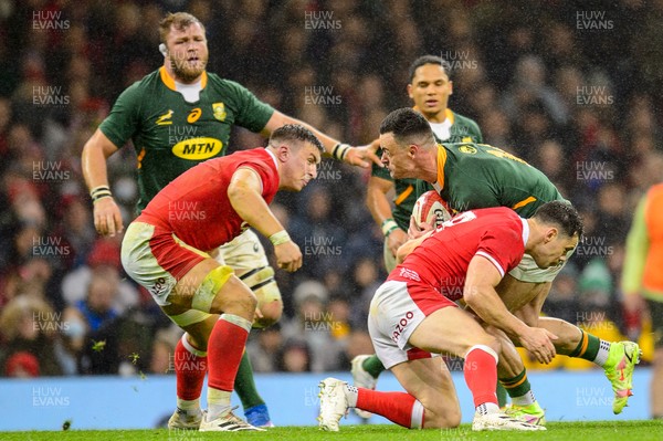 061121 - Wales v South Africa - Autumn Nations Series - Jesse Kriel of South Africa is tackled by Tomos Williams of Wales and Taine Basham of Wales