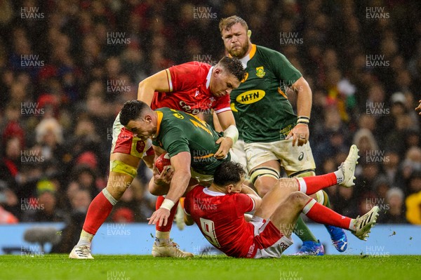 061121 - Wales v South Africa - Autumn Nations Series - Jesse Kriel of South Africa is tackled by Tomos Williams of Wales and Taine Basham of Wales