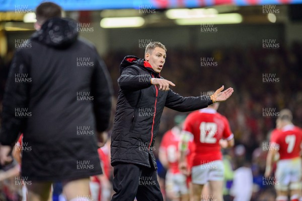 061121 - Wales v South Africa - Autumn Nations Series - Liam Williams of Wales issues instructions whilst warming up