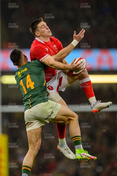 061121 - Wales v South Africa - Autumn Nations Series - Josh Adams of Wales wins the aerial ball from Jesse Kriel of South Africa