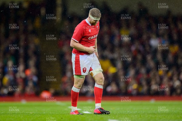 061121 - Wales v South Africa - Autumn Nations Series - Aaron Wainwright of Wales is injured