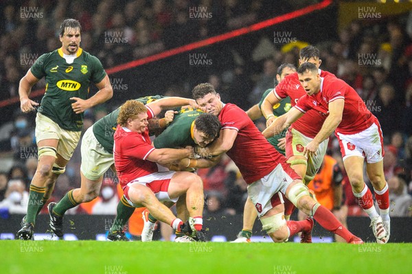 061121 - Wales v South Africa - Autumn Nations Series - Jasper Wiese of South Africa is tackled by Bradley Roberts of Wales and Will Rowlands of Wales