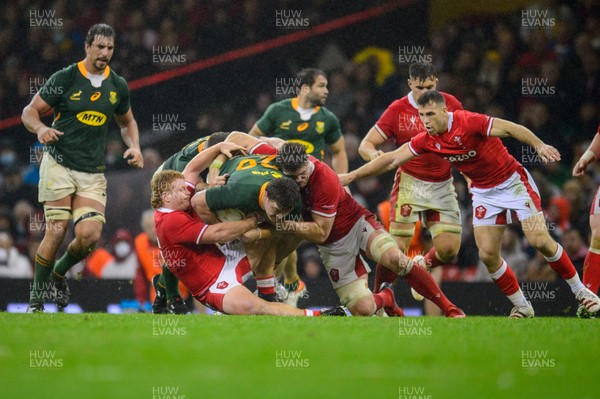 061121 - Wales v South Africa - Autumn Nations Series - Jasper Wiese of South Africa is tackled by Bradley Roberts of Wales and Will Rowlands of Wales