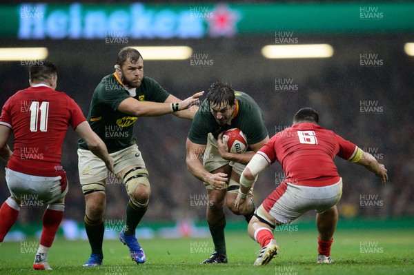 061121 - Wales v South Africa - Autumn Nations Series - Eben Etzebeth of South Africa is tackled by Ellis Jenkins of Wales