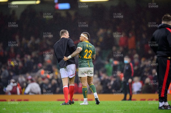 061121 - Wales v South Africa - Autumn Nations Series - Dan Biggar of Wales and Elton Jantjies of South Africa 