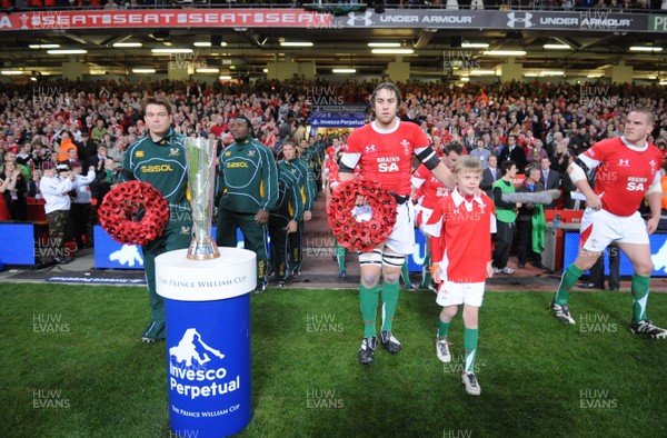 08.11.08 - Wales v South Africa - Invesco Perpetual Series 2008 - South Africa's John Smit and Wales' Ryan Jones leads out their teams. 