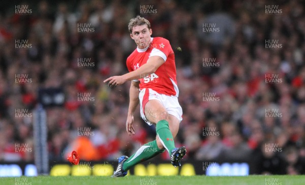 08.11.08 - Wales v South Africa - Invesco Perpetual Series 2008 - Wales' Leigh Halfpenny 