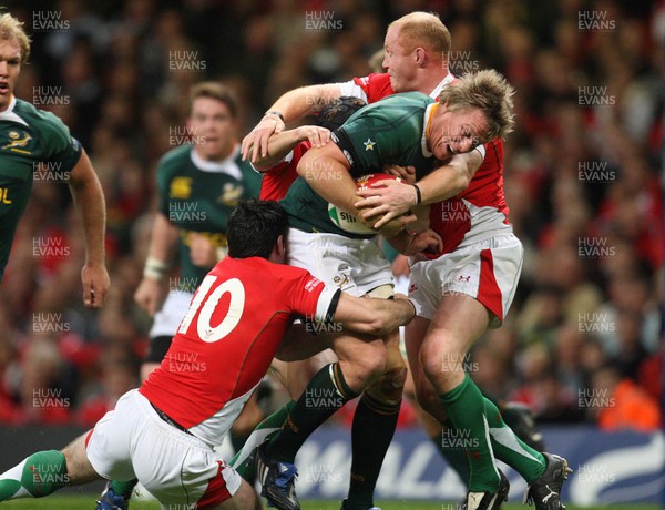 08.11.08 ... Wales v South Africa, Invesco Perpetual Series 2008- South Africa's Jean De Villiers is tackled by Wales' Martyn Williams and Stephen Jones  