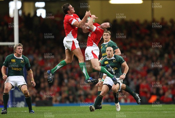 08.11.08 ... Wales v South Africa, Invesco Perpetual Series 2008- Wales' Lee Byrne and Wales' Stephen Jones both try to claim the high ball 