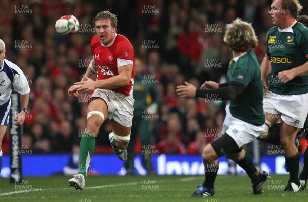 08.11.08 ... Wales v South Africa, Invesco Perpetual Series 2008- Wales' Andy Powell kicks ahead 