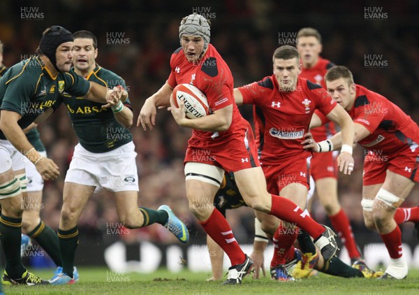 091113 - Wales v South Africa, Dove Mens Autumn Series - Wales' Jonathan Davies charges forward