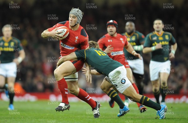 091113 - Wales v South Africa - Dove Men+Care Series -Jonathan Davies of Wales is tackled by Pat Lambie of South Africa