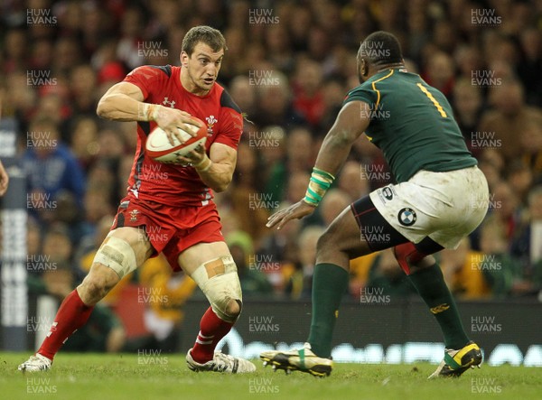 091113  - Wales v South Africa - 2013 Dove Men Series - Sam Warburton of Wales runs with the ball