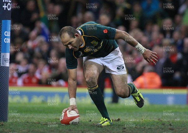 091113 Wales v South Africa…SAfrica's Fourie Du Preez scores try