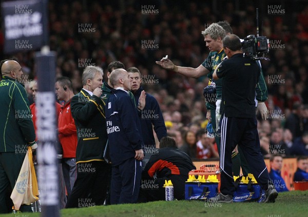 091113 - Wales v South Africa - Dove Men+Care Series - South Africa's Jean De Villiers talks to the fourth official 