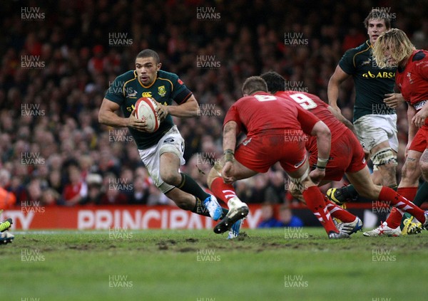 091113 - Wales v South Africa - Dove Men+Care Series - South Africa's Bryan Habana takes on Wales' Mike Phillips and Dan Lydiate