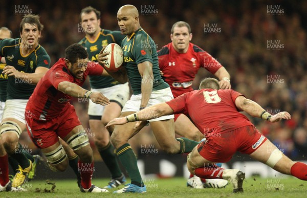 091113 - Wales v South Africa, Dove Mens Autumn Series - South Africa's JP Pietersen takes on Wales' Toby Faletau and Wales' Dan Lydiate