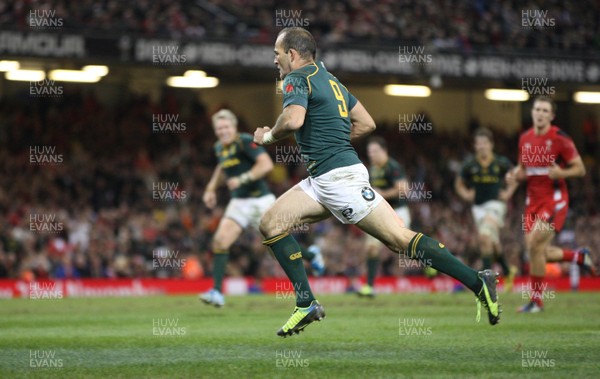 091113 - Wales v South Africa, Dove Mens Autumn Series - South Africa's Fourie du Preez races in to score try