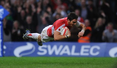 13.11.10 - Wales v South Africa - Invesco Perpetual Series 2010 - James Hook of Wales runs in to score try. 