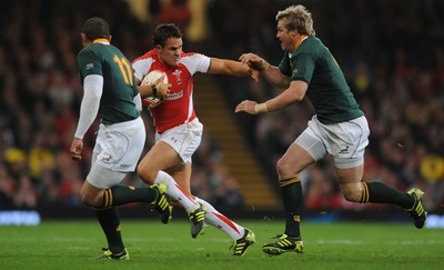 13.11.10 - Wales v South Africa - Invesco Perpetual Series 2010 - Lee Byrne of Wales holds off Jean De Villiers of South Africa. 