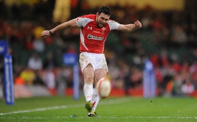 13.11.10 - Wales v South Africa - Invesco Perpetual Series 2010 - Stephen Jones of Wales. 