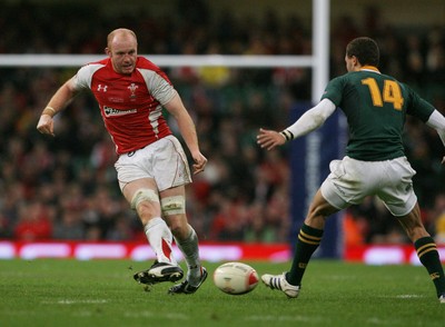 13.11.10 Wales v South Africa... Wales' Martyn Williams threads the ball between South Africa's Juan Smith(rt) and Bjorn Basson. 