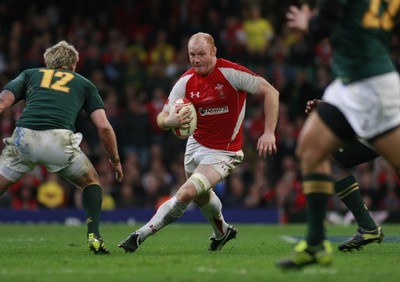 13.11.10 Wales v South Africa - Autumn International Series -   Wales' Martyn Williams attempts to cut inside South Africa's Jean De Villiers. 