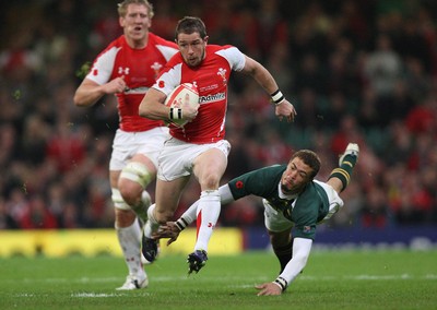 13.11.10 .. Wales v South Africa. -  Wales' Shane Williams beats South Africa's Bjorn Basson to set up James Hooks try 