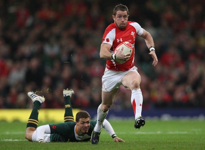 13.11.10 .. Wales v South Africa. -  Wales' Shane Williams beats South Africa's Bjorn Basson to set up James Hooks try 