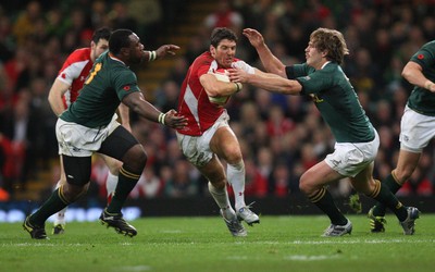 13.11.10 .. Wales v South Africa. -  Wales' James Hook breaks between South Africa's Francois Steyn and Tendai Mtawarira  