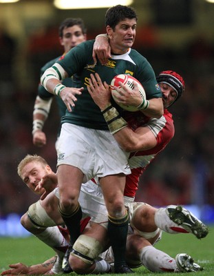 13.11.10 .. Wales v South Africa. -  South Africa's Morne Steyn takes on Wales' Andy Powell and Jonathan Thomas  