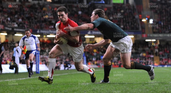 13.11.10 - Wales v South Africa - Invesco Perpetual Series 2010 - George North of Wales beats Francois Steyn of South Africa to score try. 