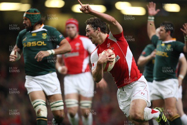 13.11.10 .. Wales v South Africa. -  Wales' George North races in to score try on his debut 