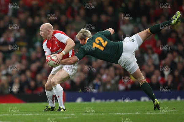 13.11.10 .. Wales v South Africa. -  South Africa's Jean De Villiers tries to keep hold of Wales' Tom Shanklin  