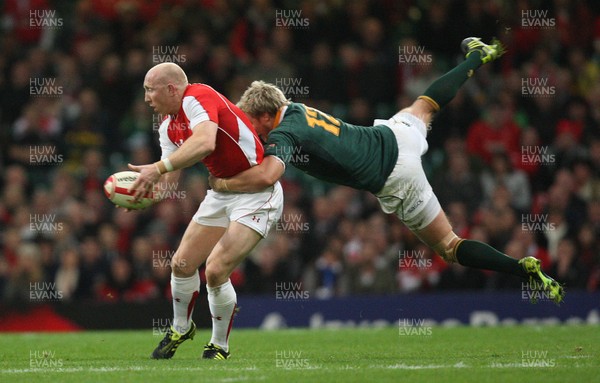 13.11.10 .. Wales v South Africa. -  South Africa's Jean De Villiers tries to keep hold of Wales' Tom Shanklin  