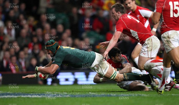 13.11.10 .. Wales v South Africa. -  South Africa's Victor Matfield powers over to score try 