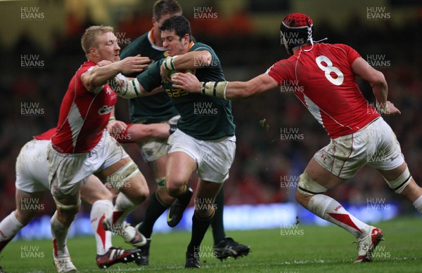 13.11.10 .. Wales v South Africa. -  South Africa's Morne Steyn takes on Wales' Andy Powell and Jonathan Thomas  