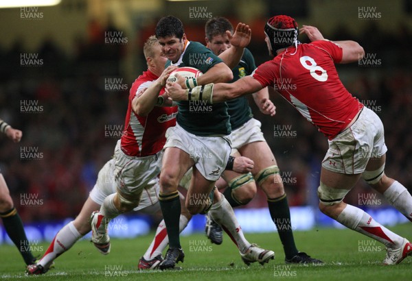 13.11.10 .. Wales v South Africa. -  South Africa's Morne Steyn takes on Wales' Andy Powell and Jonathan Thomas  