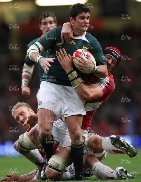 13.11.10 .. Wales v South Africa. -  South Africa's Morne Steyn takes on Wales' Andy Powell and Jonathan Thomas  