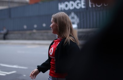 180926 - Wales Women v South Africa Women - Vodafone Wales WXV Series - Fans welcome the team