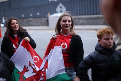 180926 - Wales Women v South Africa Women - Vodafone Wales WXV Series - Fans welcome the team