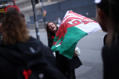 180926 - Wales Women v South Africa Women - Vodafone Wales WXV Series - Fans welcome the team