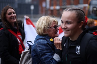 180926 - Wales Women v South Africa Women - Vodafone Wales WXV Series - Fans welcome the team