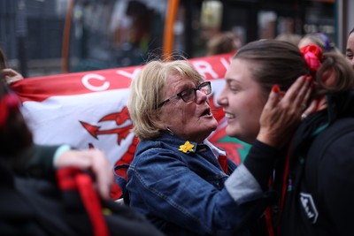 180926 - Wales Women v South Africa Women - Vodafone Wales WXV Series - Fans welcome the team