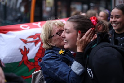 180926 - Wales Women v South Africa Women - Vodafone Wales WXV Series - Fans welcome the team