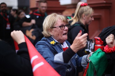 180926 - Wales Women v South Africa Women - Vodafone Wales WXV Series - Fans welcome the team