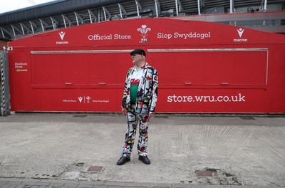 180926 - Wales Women v South Africa Women - Vodafone Wales WXV Series - Fans welcome the team