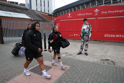 180926 - Wales Women v South Africa Women - Vodafone Wales WXV Series - Fans welcome the team