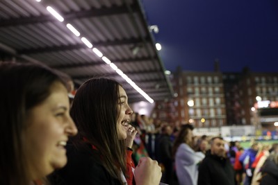 180926 - Wales Women v South Africa Women - Vodafone Wales WXV Series - Fans