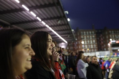 180926 - Wales Women v South Africa Women - Vodafone Wales WXV Series - Fans
